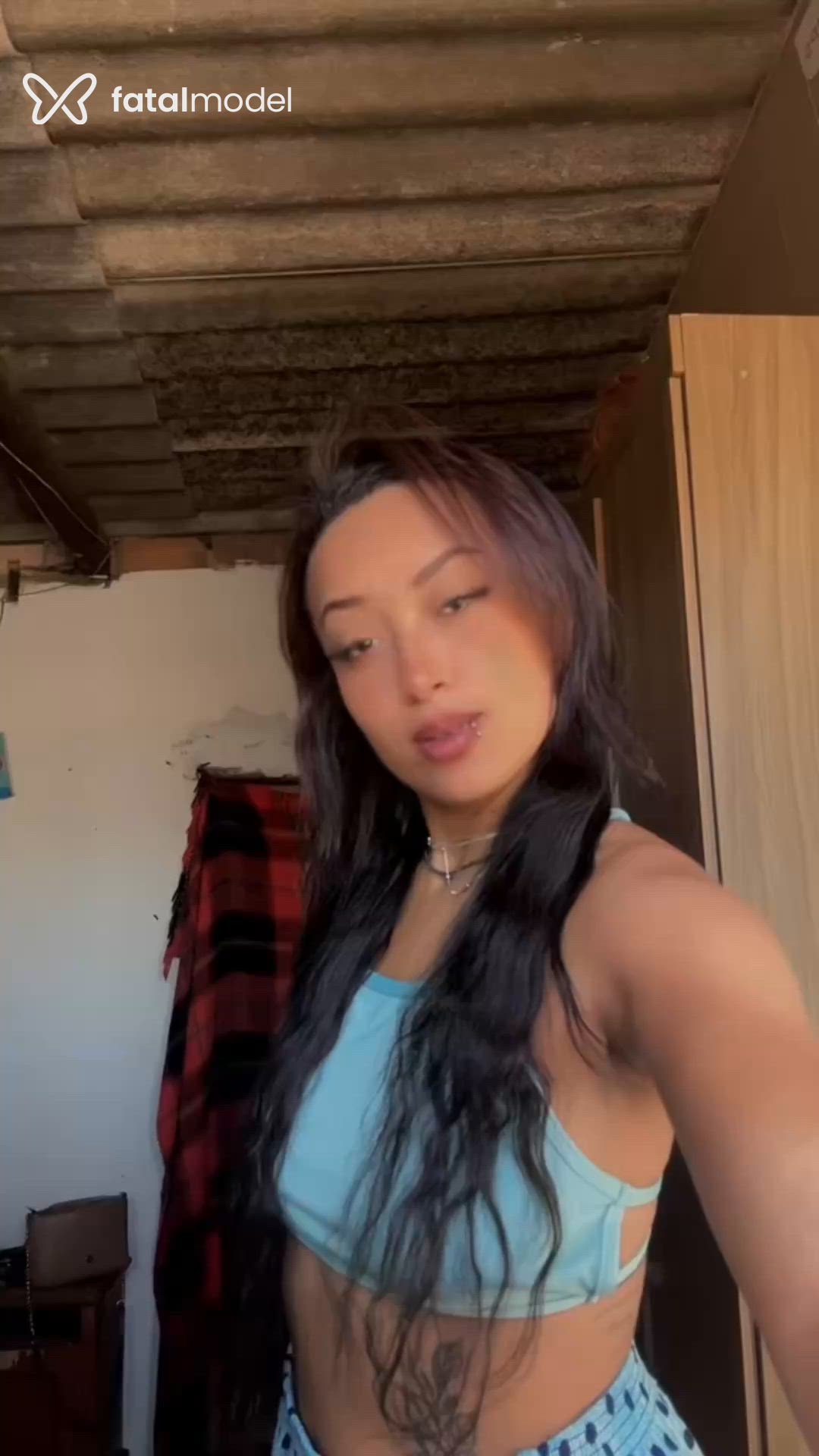 Acompanhante mulher com cabelo castanho de olhos castanhos - Demonia Acompanhante mulher com cabelo castanho de olhos castanhos - Demonia