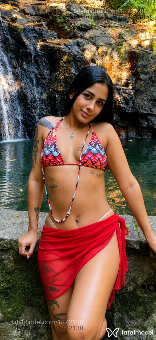 Acompanhante mulher morena (o) de olhos pretos - iza helena