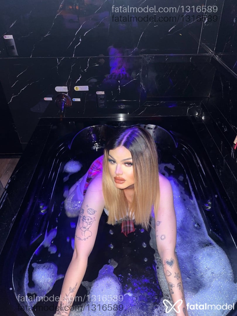 Acompanhante mulher trans loira (o) de olhos castanhos - Lana Reis