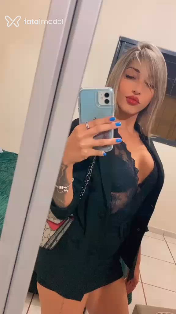 Acompanhante mulher loira (o) de olhos castanhos - Julia