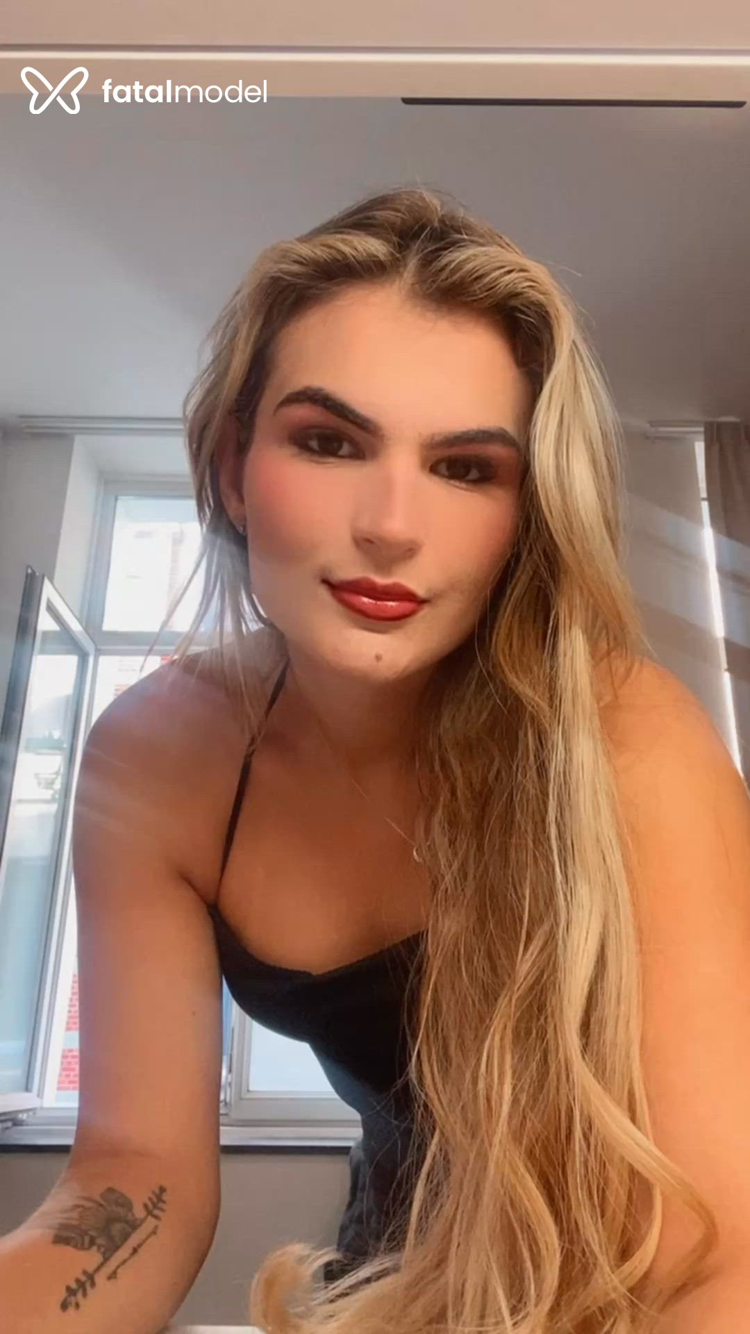 Acompanhante mulher trans loira (o) de olhos castanhos - Angel