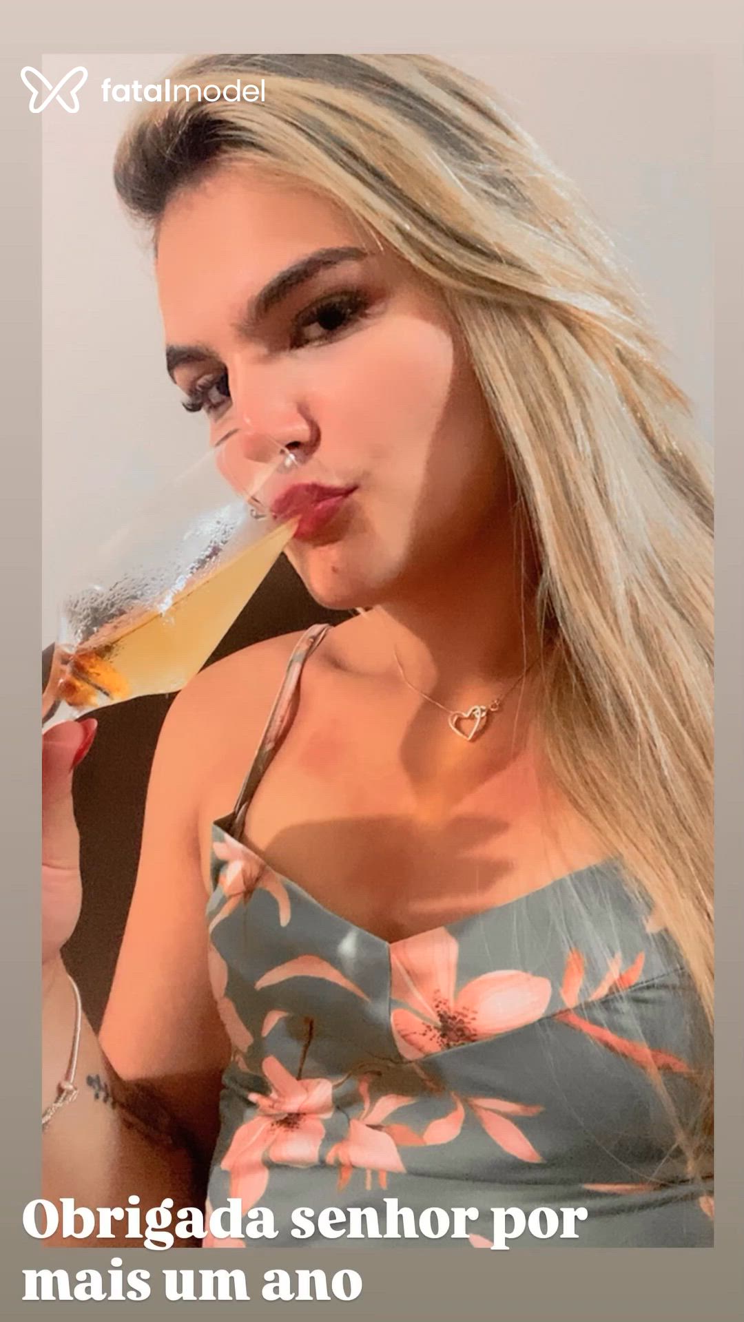 Acompanhante mulher trans loira (o) de olhos castanhos - Angel