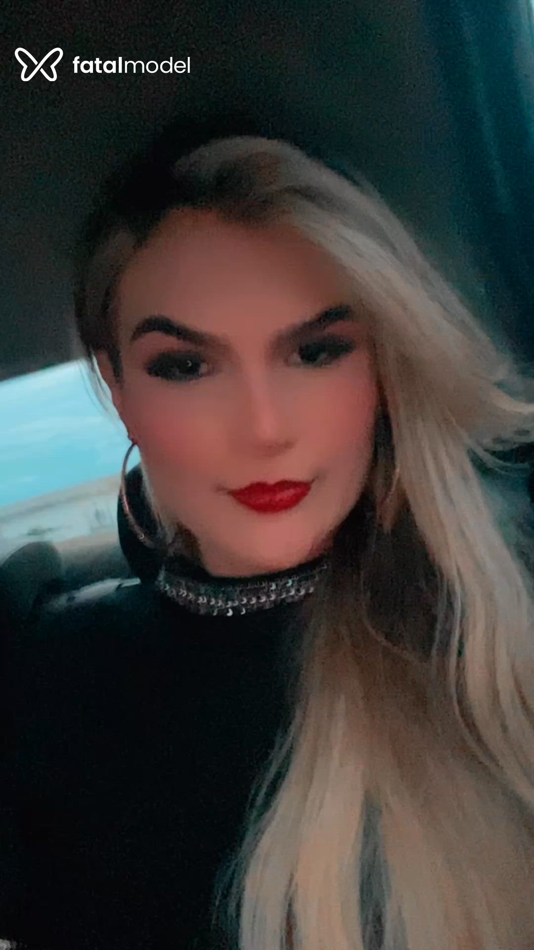 Acompanhante mulher trans loira (o) de olhos castanhos - Angel