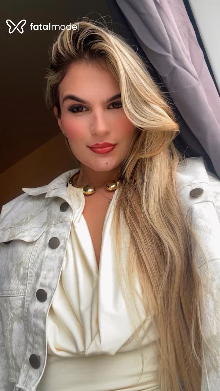 Acompanhante mulher trans loira (o) de olhos castanhos - Angel