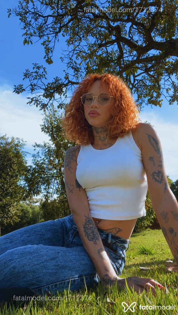 Acompanhante mulher trans ruiva (o) de olhos castanhos - Lala Lisa