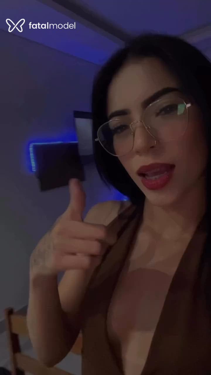Acompanhante mulher com cabelo castanho de olhos verdes - Nicoly Beatriz