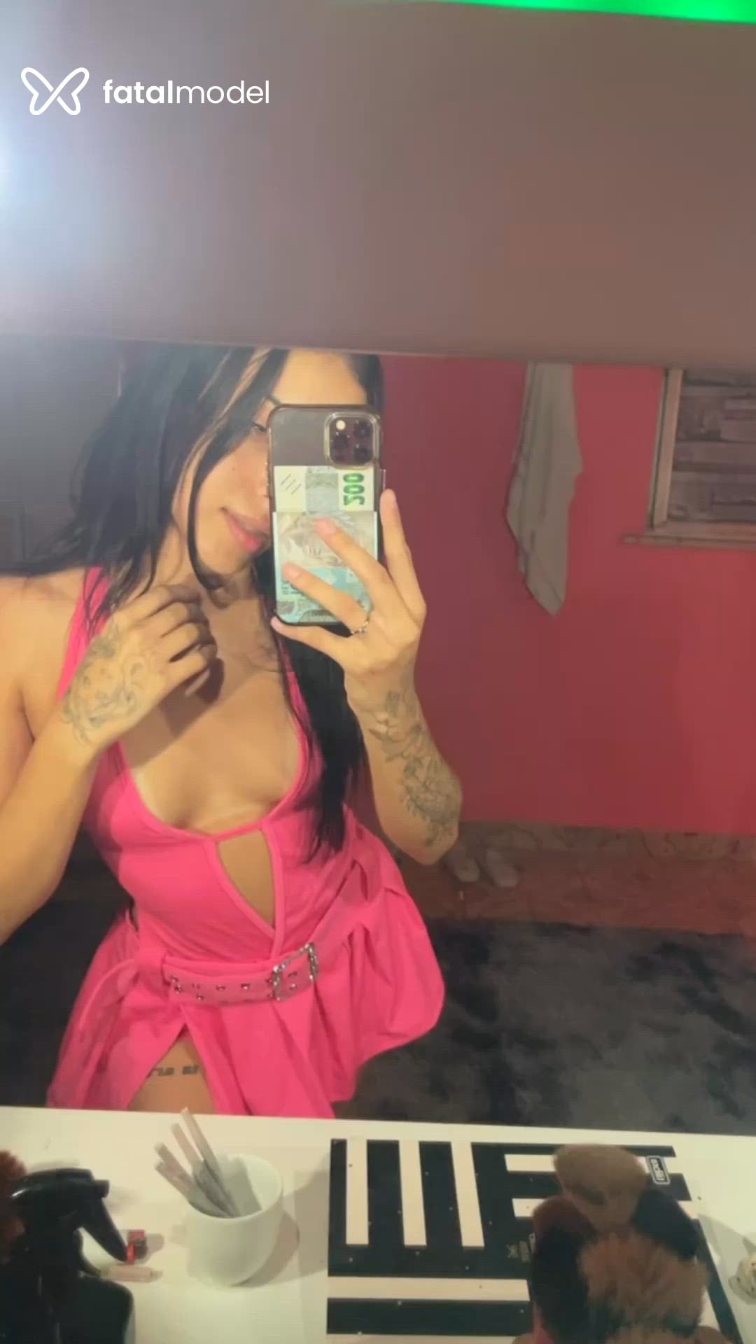 Acompanhante mulher com cabelo castanho de olhos verdes - Nicoly Beatriz