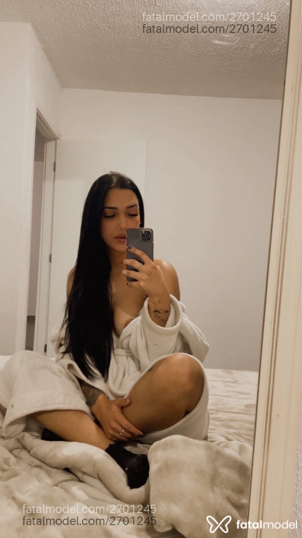Acompanhante mulher trans morena (o) de olhos pretos - Martina