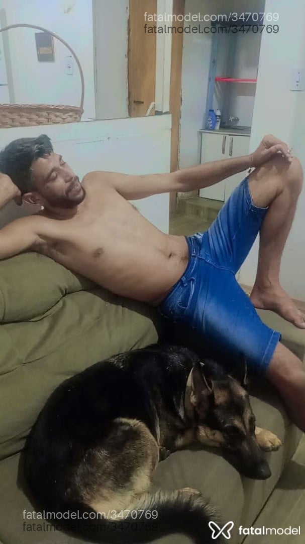 Acompanhante homem com cabelo castanho de olhos pretos - Indiokan