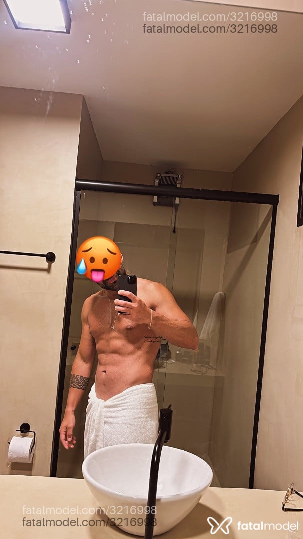 Acompanhante homem sem cabelo de olhos castanhos - Thepit