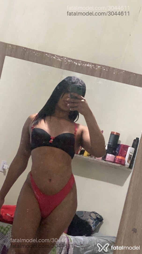 Acompanhante mulher trans com cabelo castanho de olhos castanhos - Beatriz Lacerda