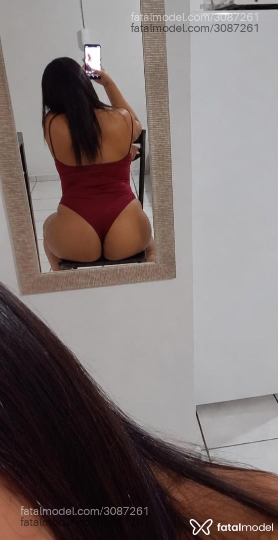 Acompanhante mulher com cabelo castanho de olhos castanhos - Lívia Fernandes