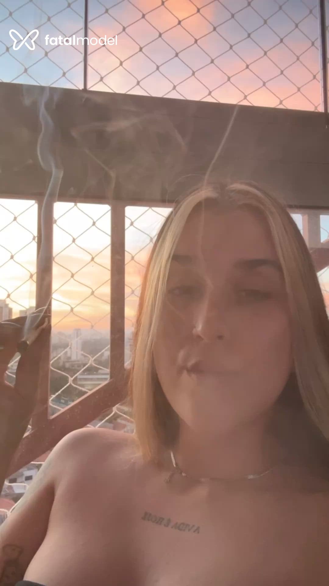 Acompanhante mulher com cabelo castanho de olhos mel - Lua
