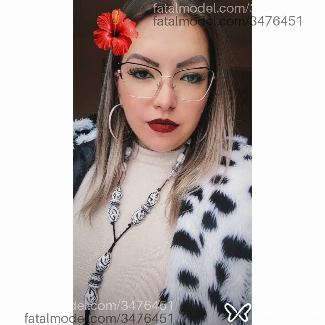 Acompanhante mulher com cabelo castanho de olhos castanhos - Lili Pitanguinha