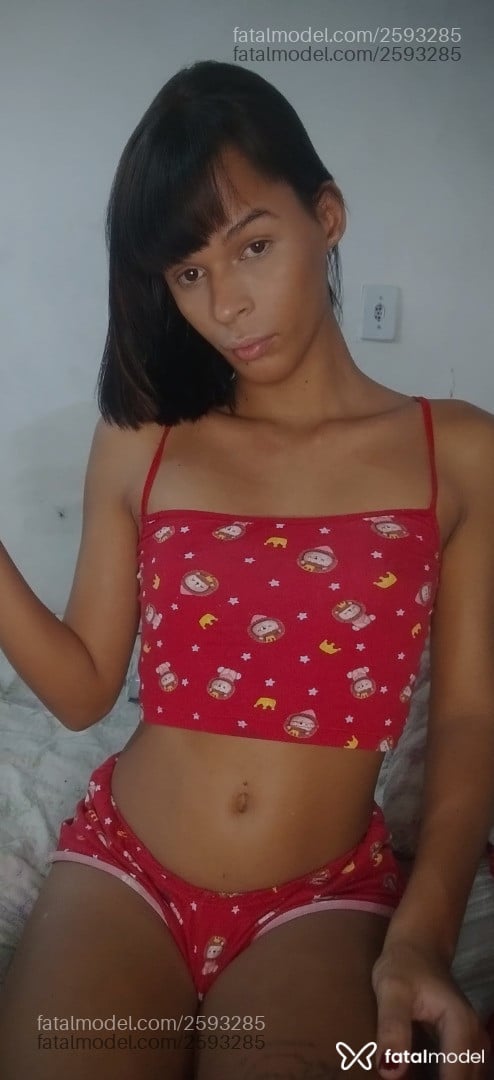 Acompanhante mulher trans com cabelo castanho de olhos pretos - Aurora