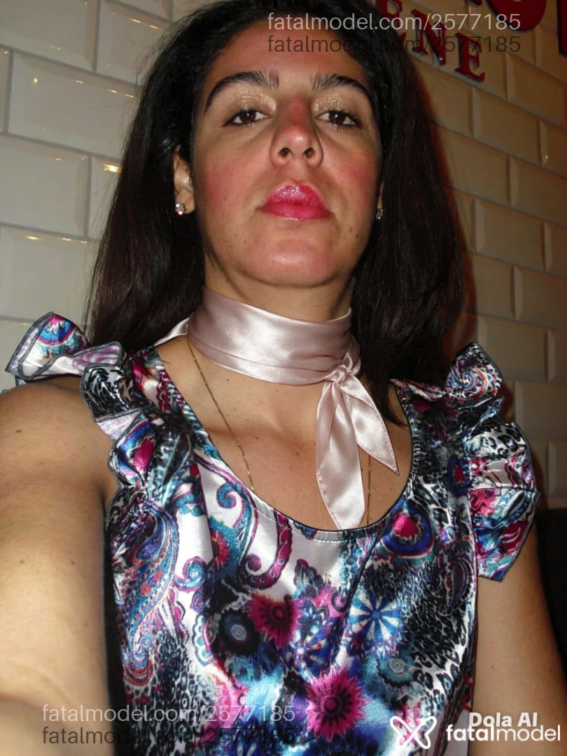 Acompanhante mulher com cabelo castanho de olhos castanhos - Lívia Rosê