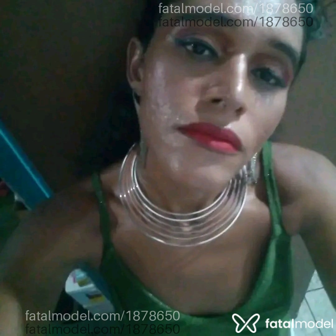 Acompanhante mulher trans com cabelo castanho de olhos pretos - Aghatta Wolfman
