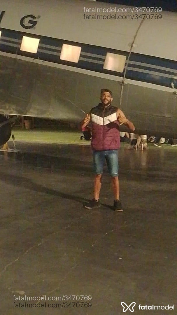 Acompanhante homem com cabelo castanho de olhos pretos - Indiokan