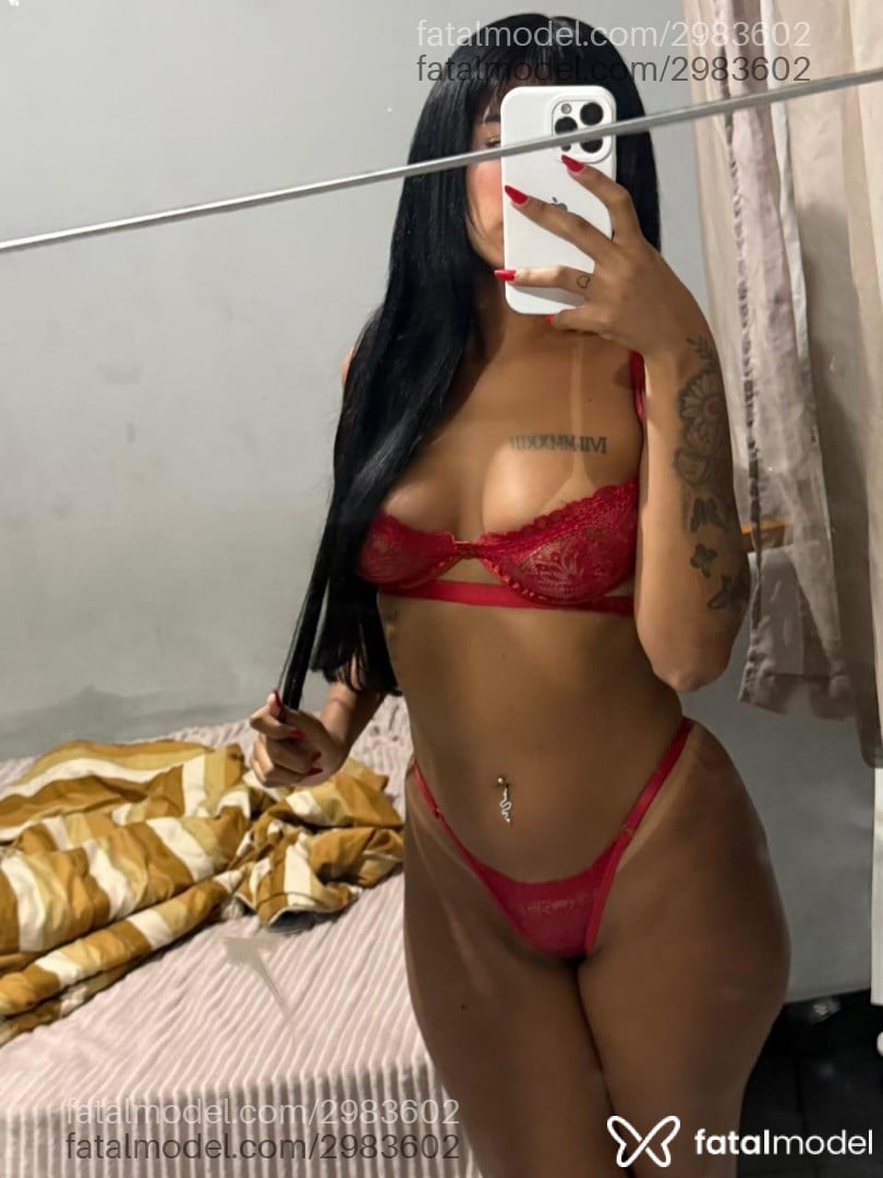 Acompanhante mulher morena (o) de olhos pretos - Bella Valmont