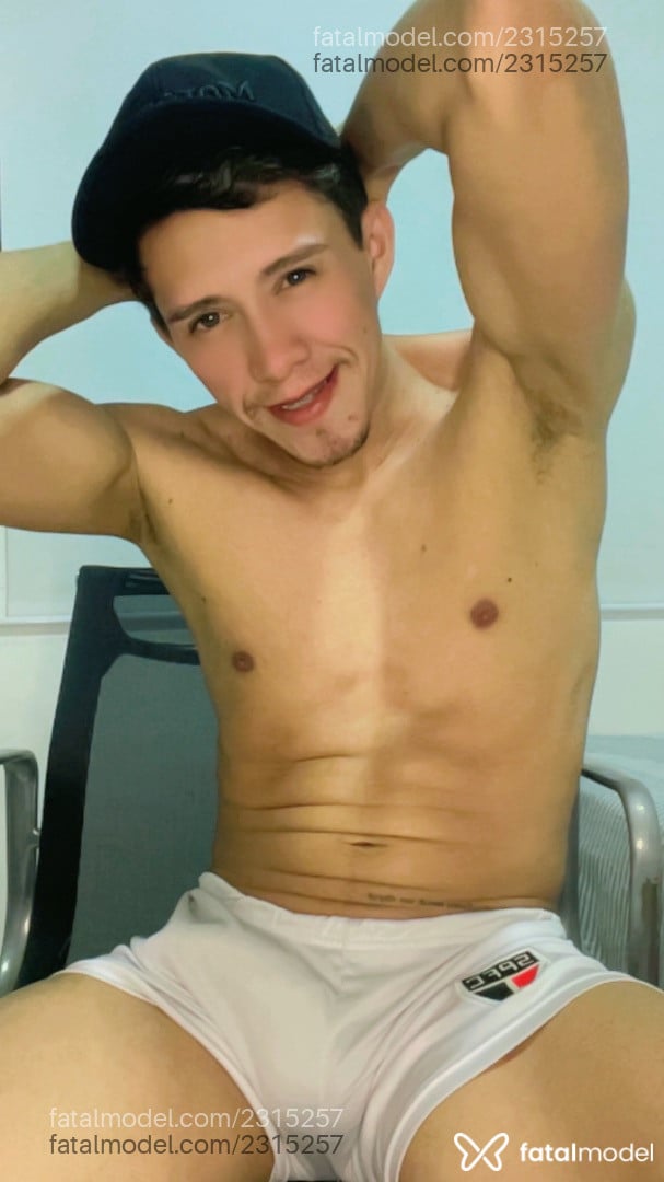 Acompanhante homem com cabelo castanho de olhos castanhos - Noviinho