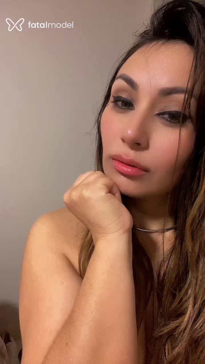 Acompanhante mulher com cabelo castanho de olhos castanhos - Malevola
