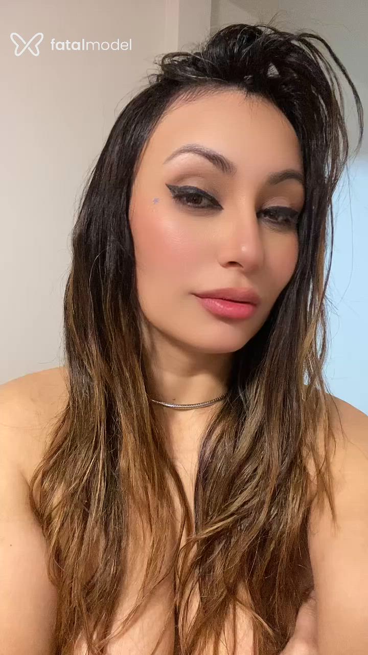 Acompanhante mulher com cabelo castanho de olhos castanhos - Malevola