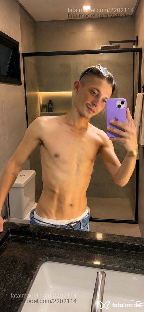 Acompanhante homem com cabelo castanho de olhos castanhos - Miguel