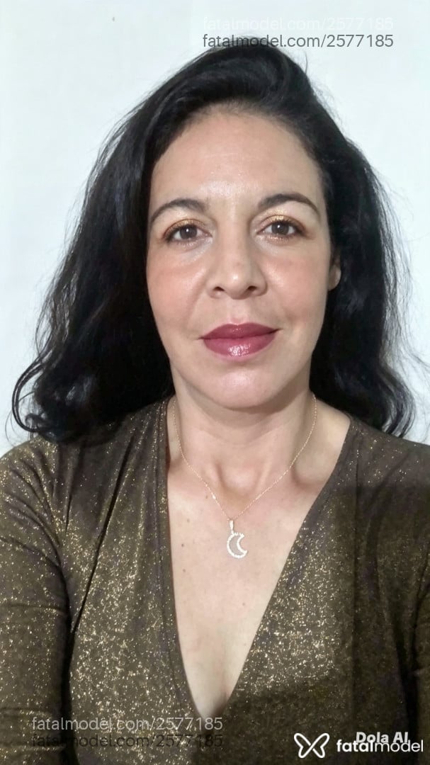 Acompanhante mulher com cabelo castanho de olhos castanhos - Lívia Rosê