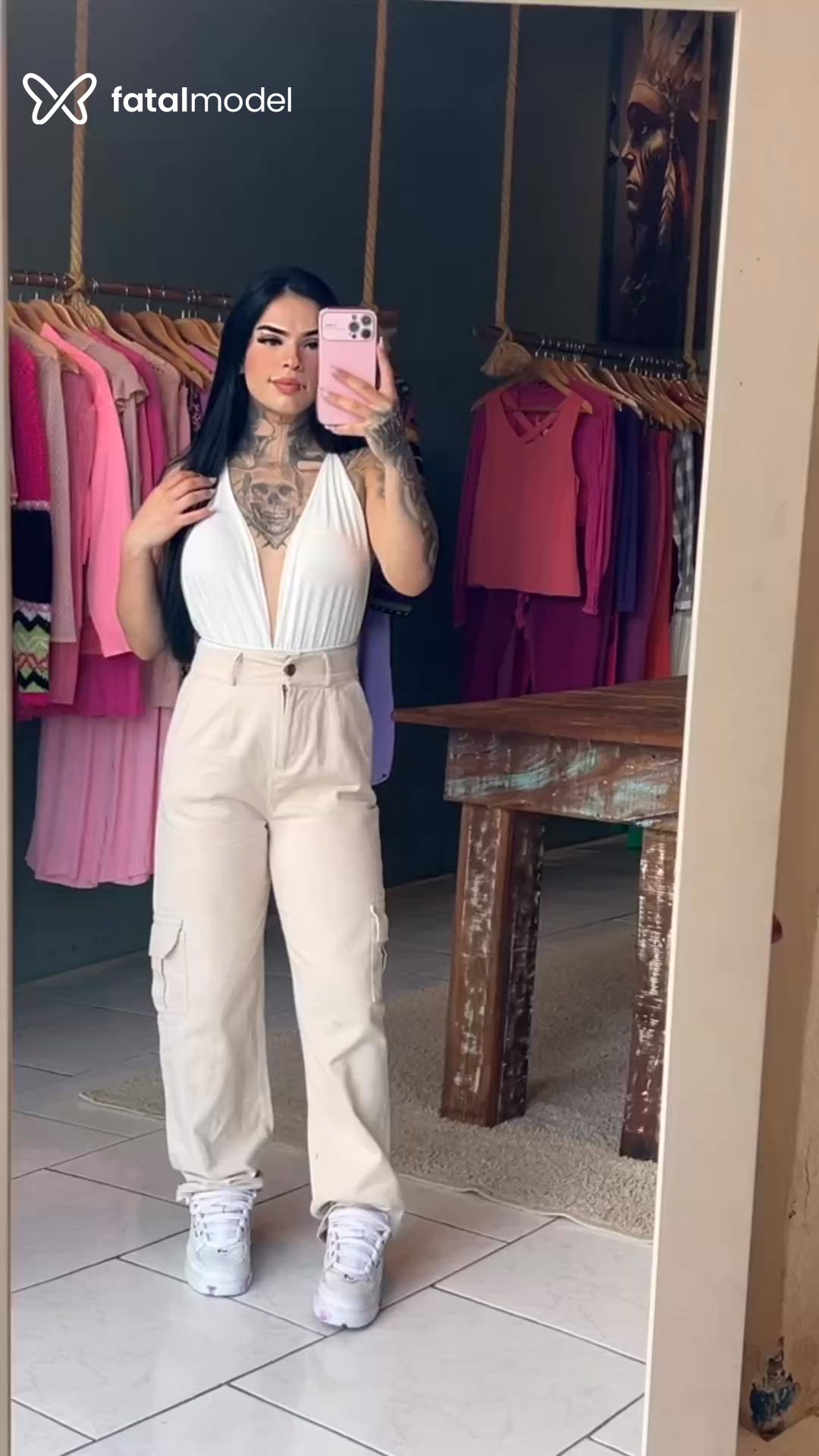 Acompanhante mulher com cabelo castanho de olhos castanhos - Larissa Lima