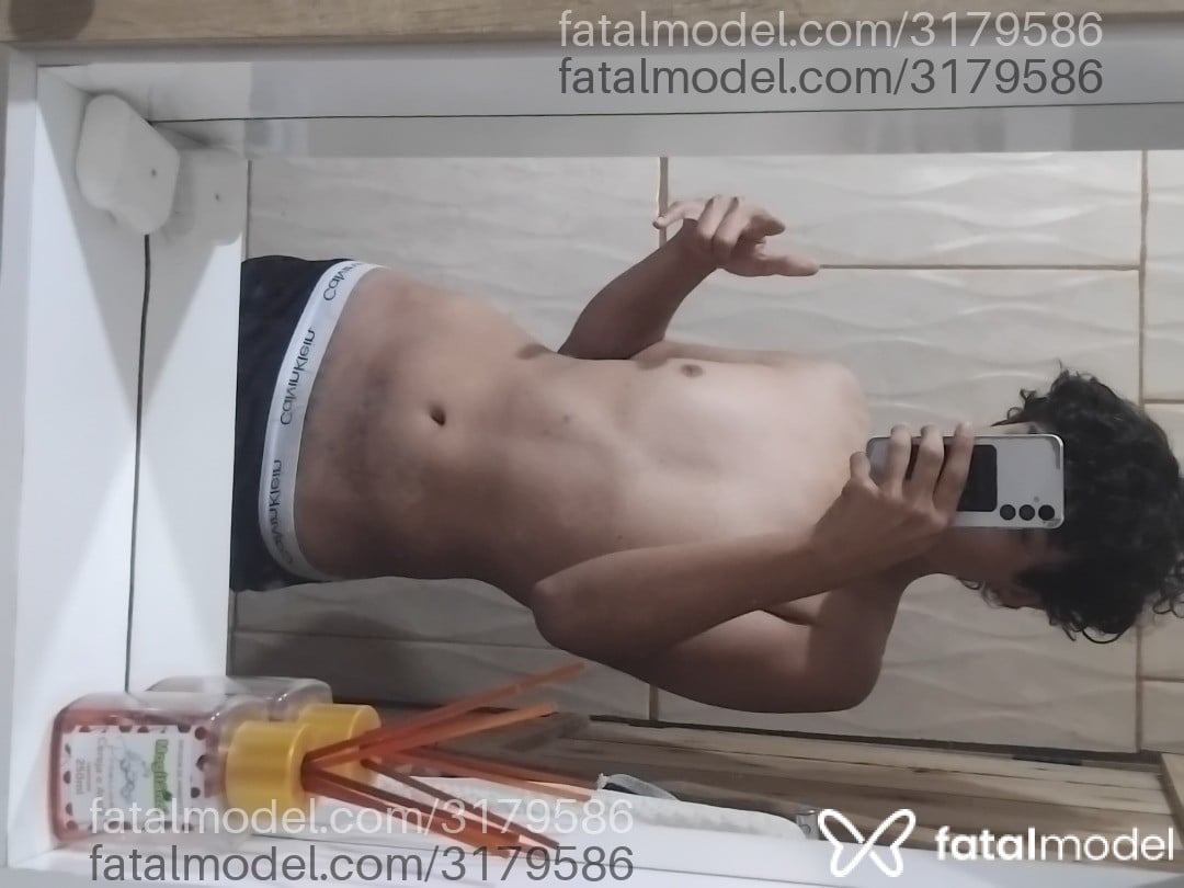 Acompanhante homem com cabelo castanho de olhos castanhos - Theus