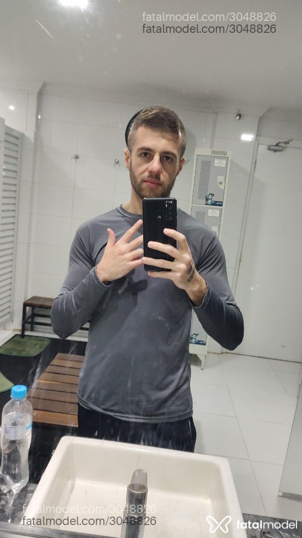 Acompanhante homem com cabelo castanho de olhos castanhos - Chello
