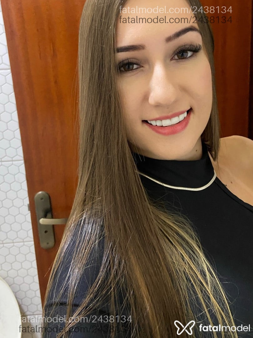 Acompanhante mulher com cabelo castanho de olhos mel - Maju