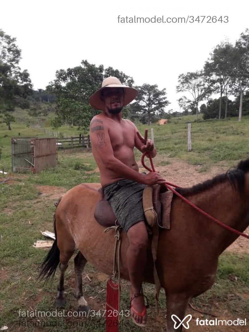 Acompanhante homem com cabelo castanho de olhos verdes - Amadeu