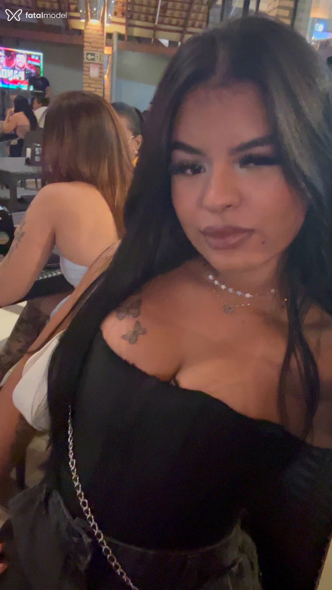 Acompanhante mulher com cabelo castanho de olhos castanhos - Cacal Ferreira