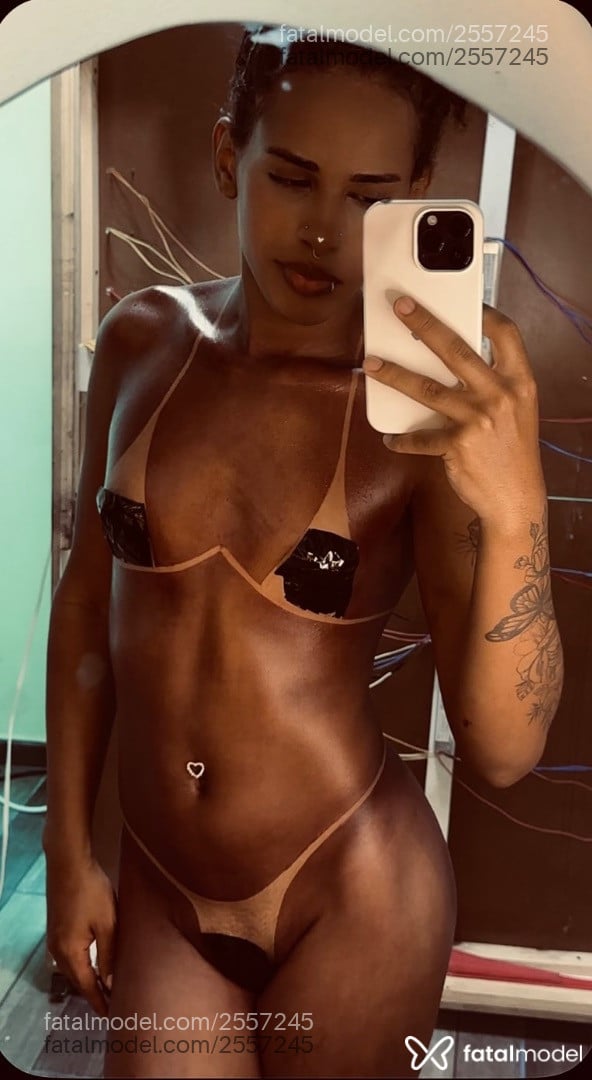 Acompanhante mulher trans morena (o) de olhos pretos - Scarllett