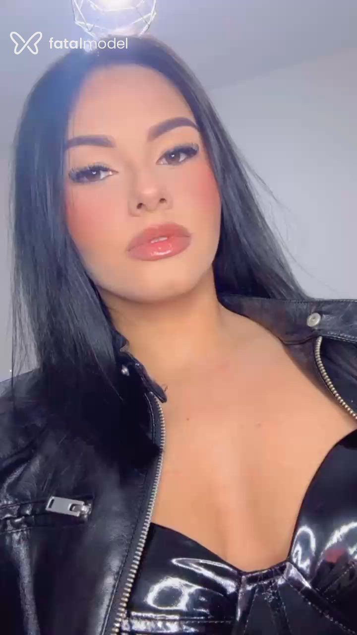 Acompanhante mulher morena (o) de olhos mel - Kelly