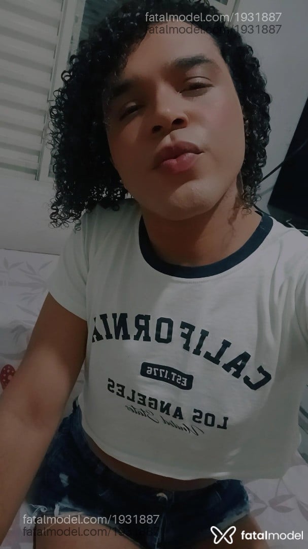 Acompanhante não-binário morena (o) de olhos pretos - CARLETE
