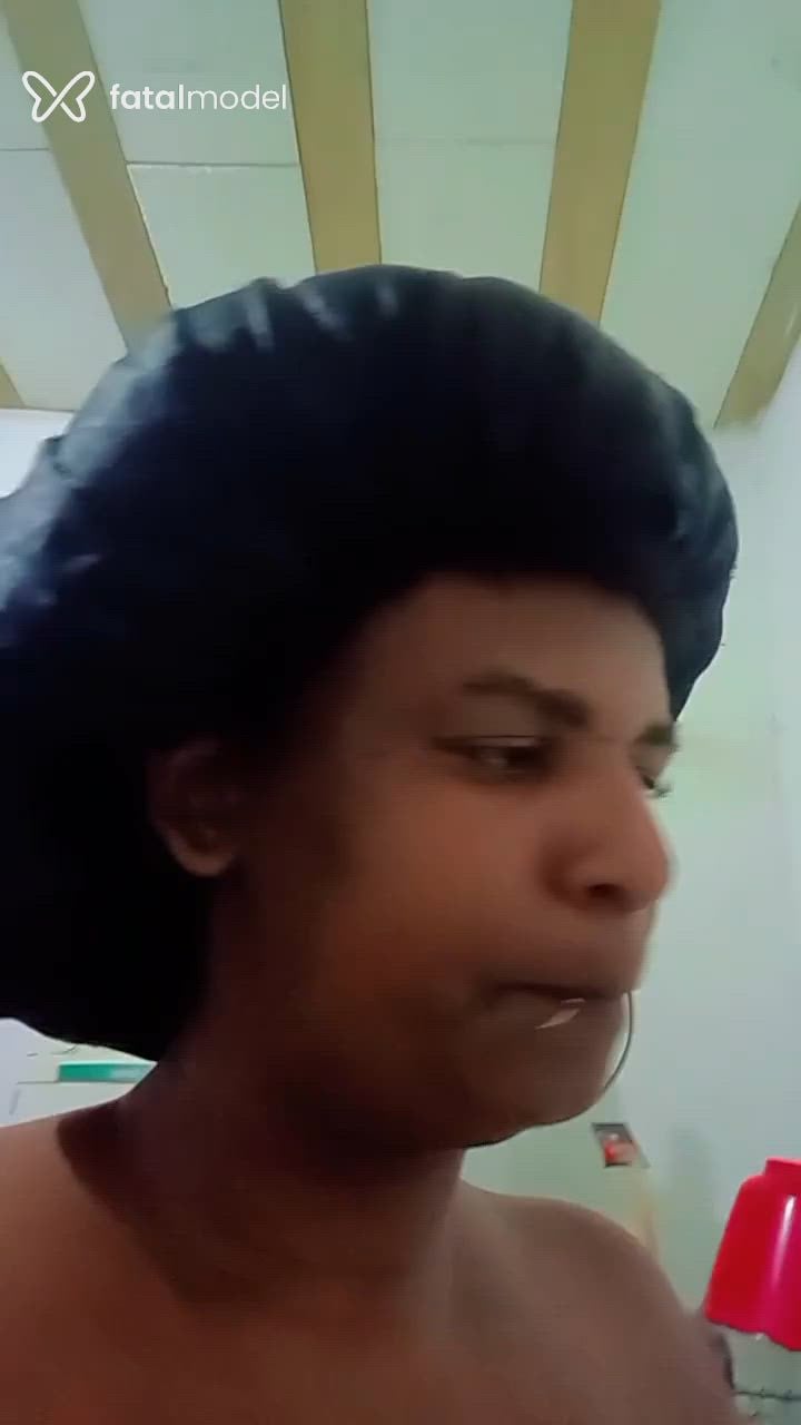 Acompanhante mulher com cabelo castanho de olhos castanhos - Jaquelineborboleta