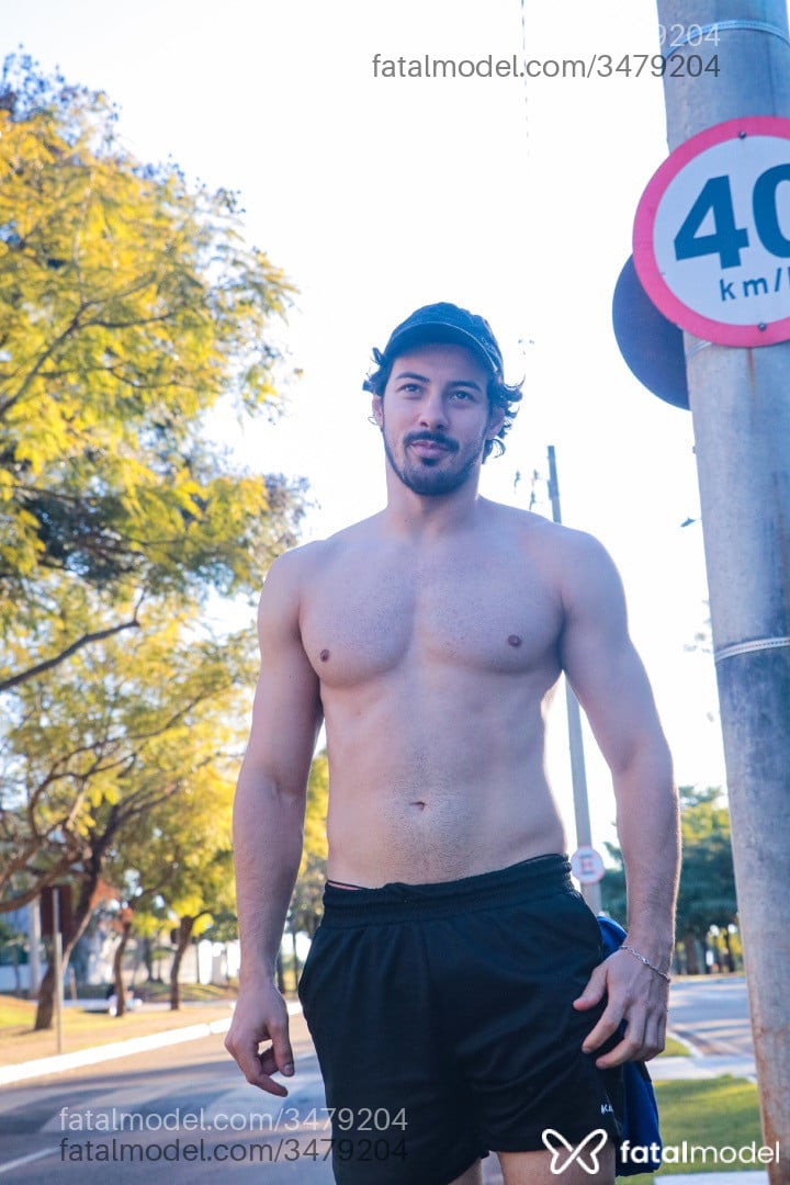 Acompanhante homem morena (o) de olhos pretos - Augusto