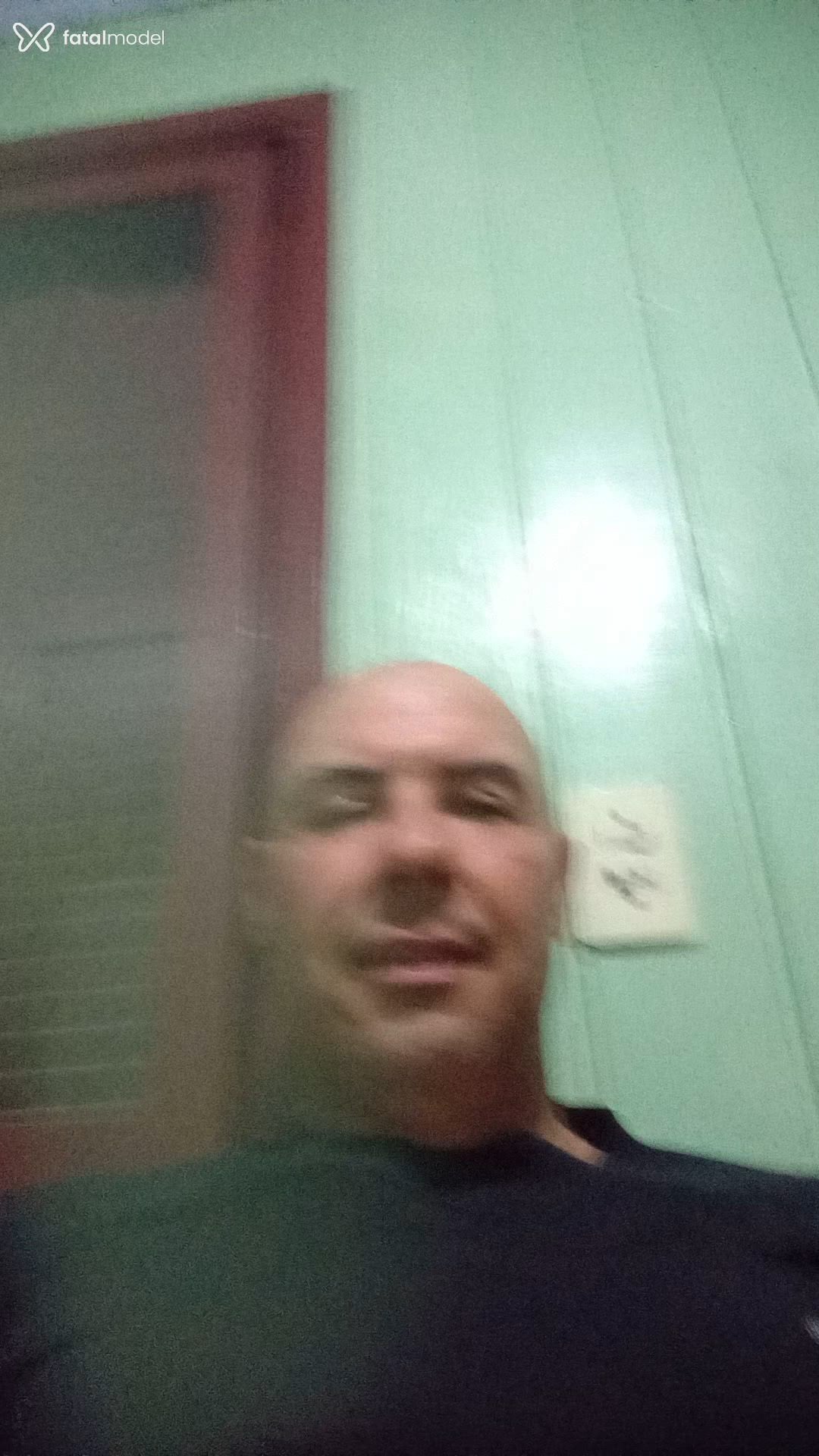 Acompanhante homem sem cabelo de olhos mel - Viana Acompanhante homem sem cabelo de olhos mel - Viana