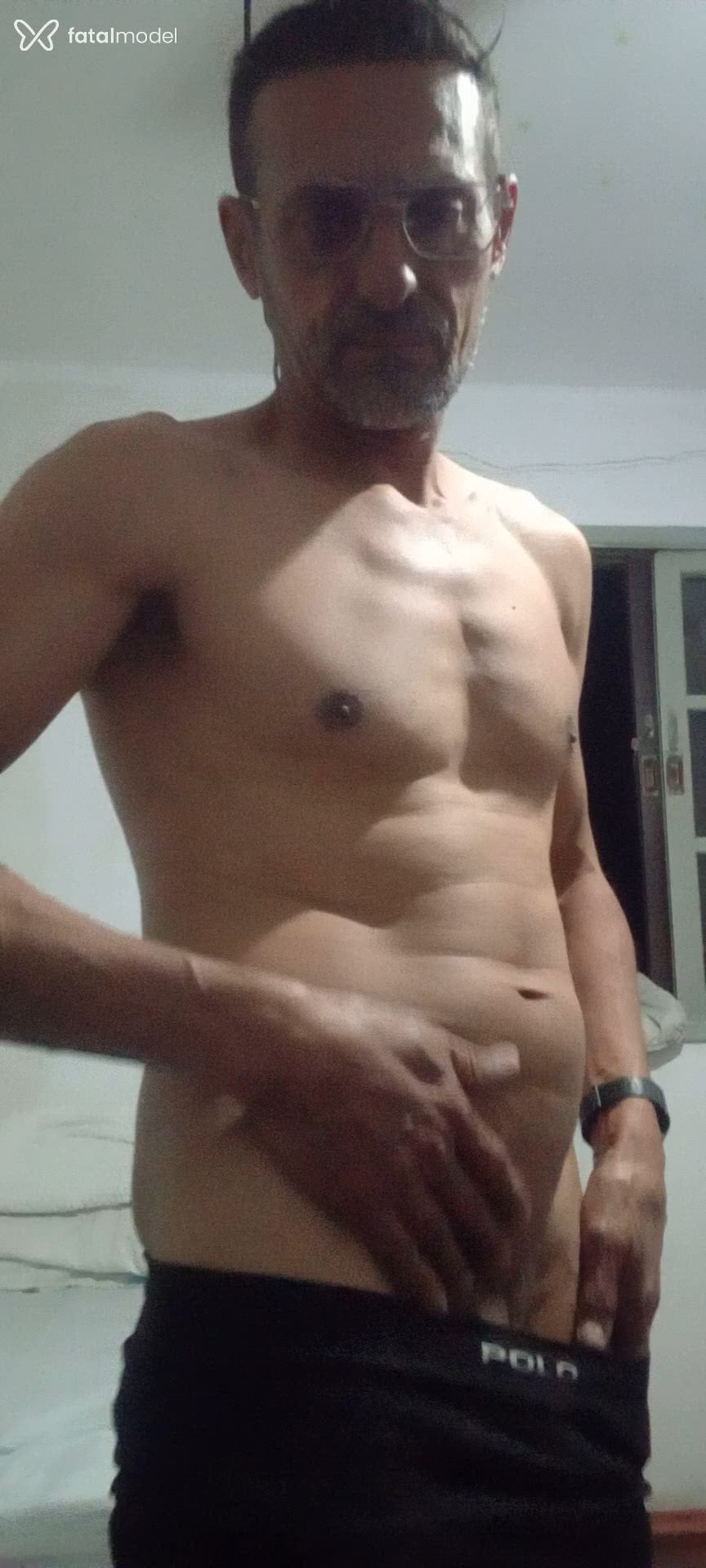 Acompanhante homem com cabelo castanho de olhos castanhos - Xammello