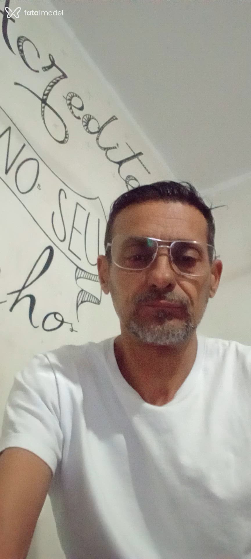 Acompanhante homem com cabelo castanho de olhos castanhos - Xammello