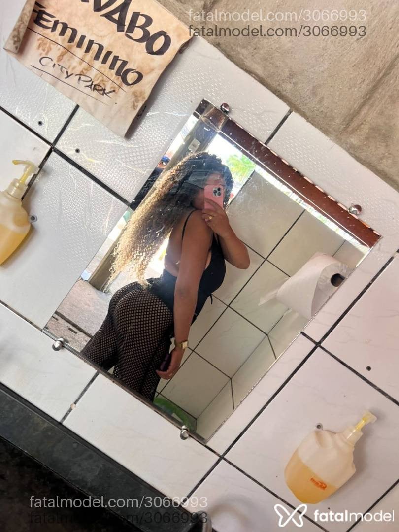 Acompanhante mulher com cabelo castanho de olhos castanhos - Micaela Mello Acompanhante mulher com cabelo castanho de olhos castanhos - Micaela Mello