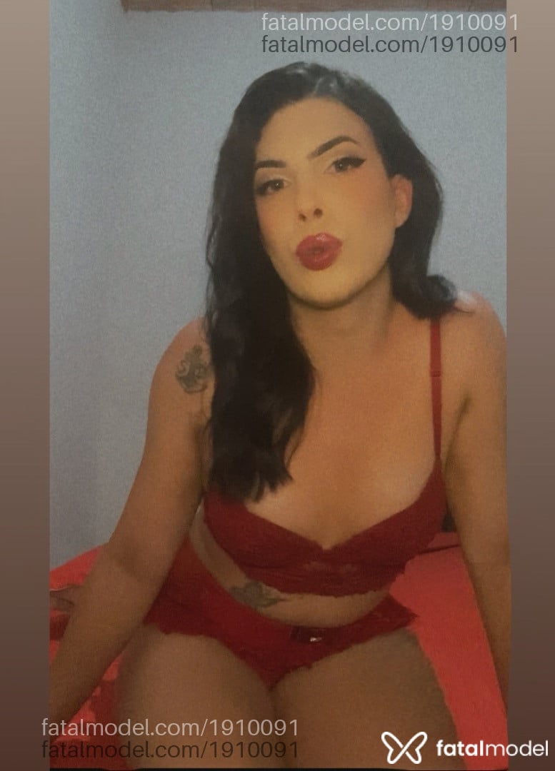 Acompanhante mulher trans morena (o) de olhos verdes - Branca