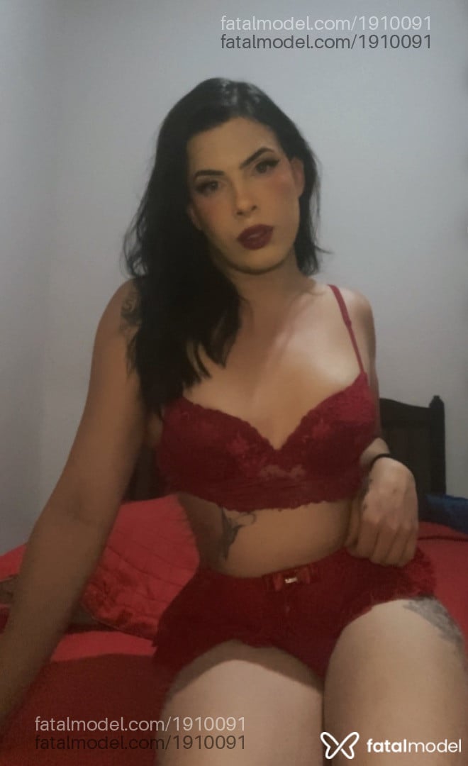 Acompanhante mulher trans morena (o) de olhos verdes - Branca