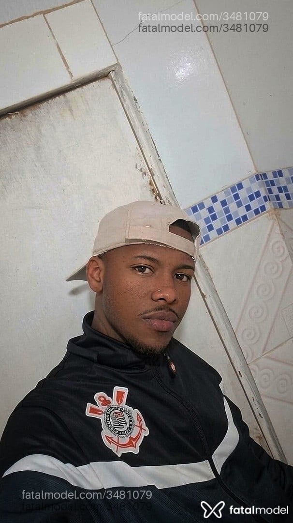 Acompanhante homem morena (o) de olhos castanhos - Caique