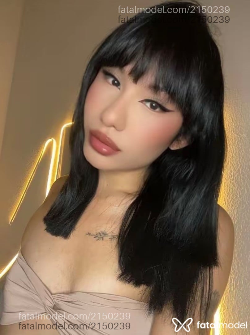 Acompanhante mulher trans ruiva (o) de olhos pretos - Yumi Sofia