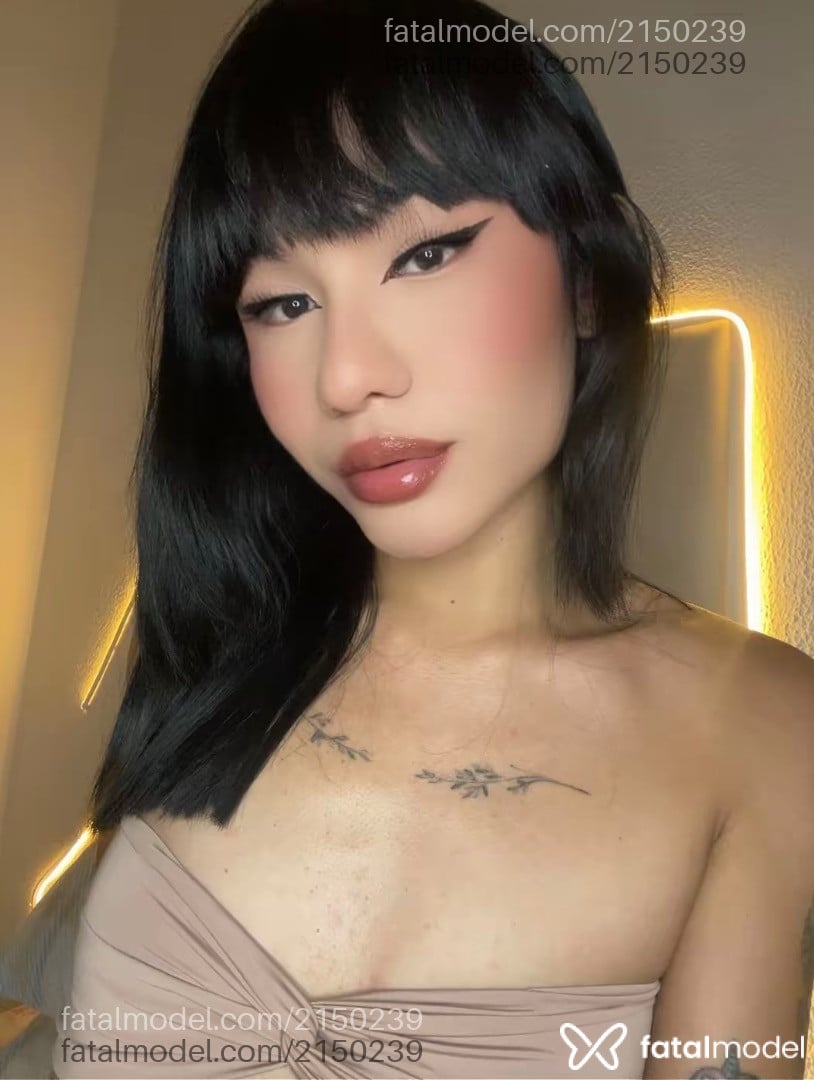 Acompanhante mulher trans ruiva (o) de olhos pretos - Yumi Sofia