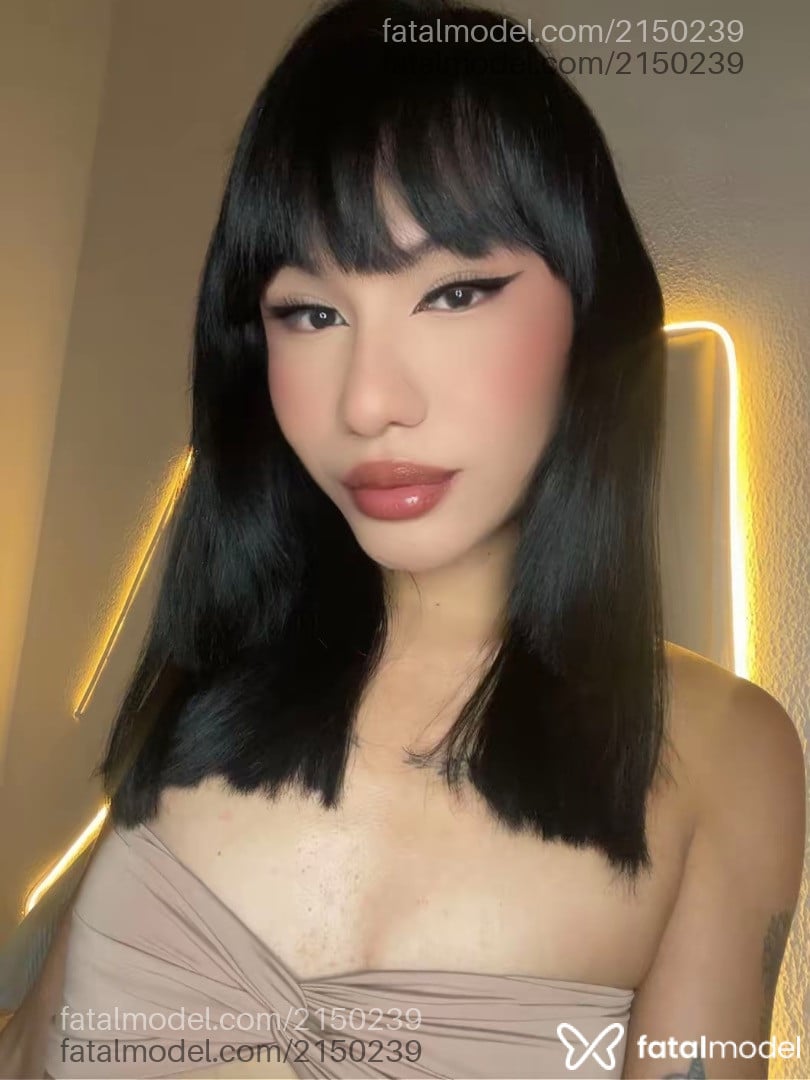 Acompanhante mulher trans ruiva (o) de olhos pretos - Yumi Sofia