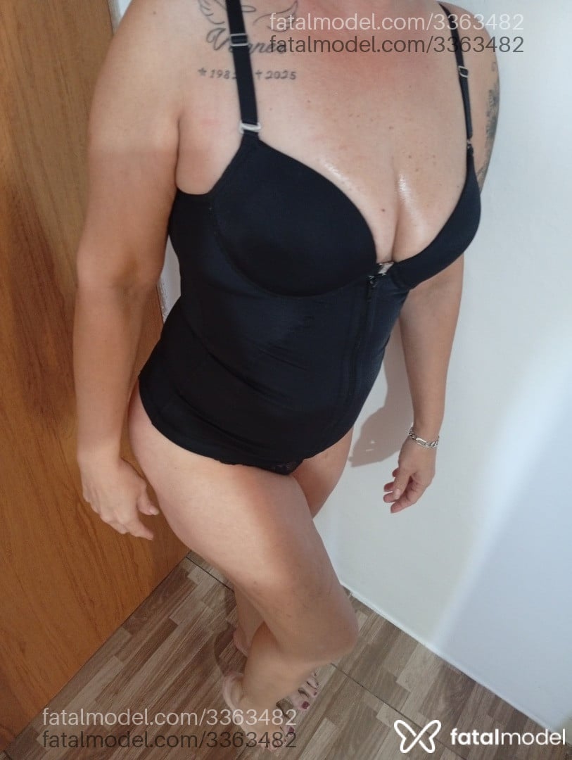 Acompanhante mulher com cabelo castanho de olhos castanhos - Karolayni Fênix